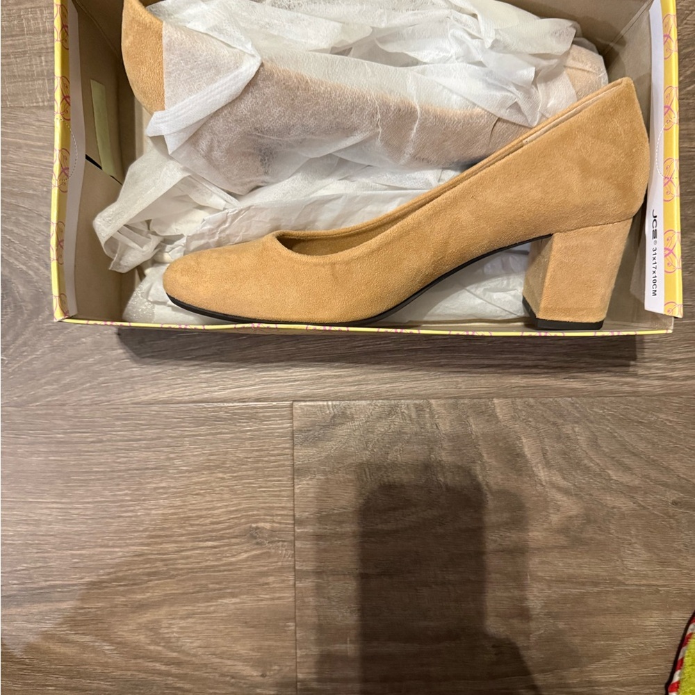 NWT Elegant Tan Block Heel Pumps 7.5WW